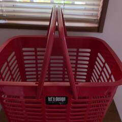 中古　洗濯物カゴ　赤色の画像