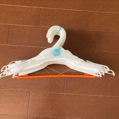 ハンガー　子供用　サイズ80〜95cm位の物　16本の画像