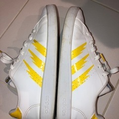 ポケモンadidasコラボ スニーカー　ピカチュウの画像