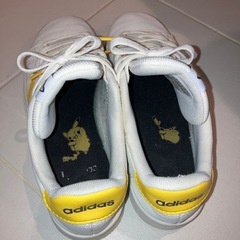 ポケモンadidasコラボ スニーカー　ピカチュウの画像