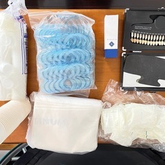 歯のセルフホワイトニング機器と小物の画像