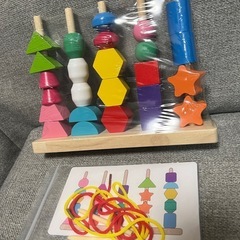 【新品・未使用】知育玩具 棒通しカード8枚付　モンテッソーリ　紐通し　木製おもちゃ の画像