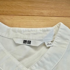 【UNIQLO：長袖白シャツ】の画像