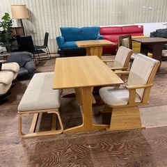 💥激安💥 4人掛けダイニングテーブルセット(テーブルとベンチはニトリ製品)(イスは小泉メーカー) の画像