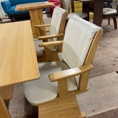 💥激安💥 4人掛けダイニングテーブルセット(テーブルとベンチはニトリ製品)(イスは小泉メーカー) の画像