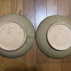 ⑧デザイン違いのペア　陶器　中皿　作家物　窯印あり　の画像