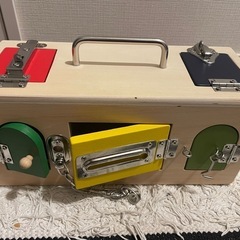 知育玩具　木製　キーボックスの画像