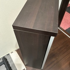 ガラス扉付きの棚の画像