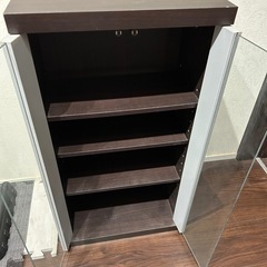 ガラス扉付きの棚の画像