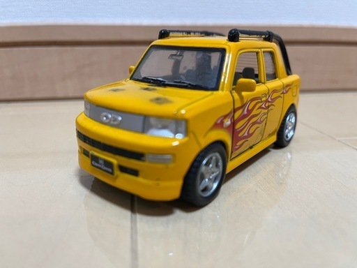 黄色の炎デザインミニカー\n