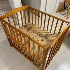ベビーベッド　木製の画像