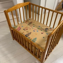 ベビーベッド　木製の画像