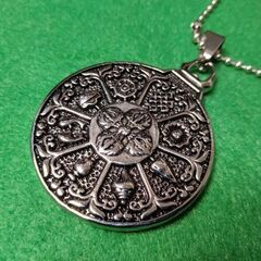 未使用、新品　メダルのようなお守りペンダントの画像