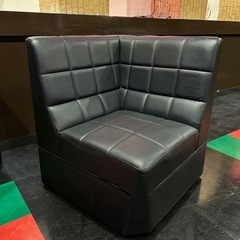 黒い1人掛けソファ