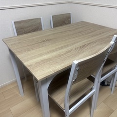 ダイニングテーブルの画像