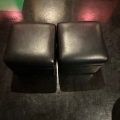 黒い椅子2つセット