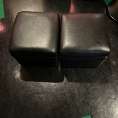 黒い椅子2つセット
