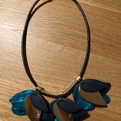 青青と金のフラワーペンダントネックレス