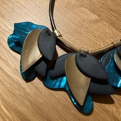 青青と金のフラワーペンダントネックレスの画像