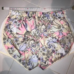 極美品 ナイキ NIKE 花柄ショートパンツ ウォーキング・ランニングの画像
