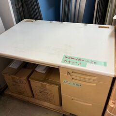 値下げしました。鍵付き片袖デスク￥1000