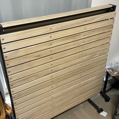 引き取り希望。折り畳みベッドとスタンディングデスク