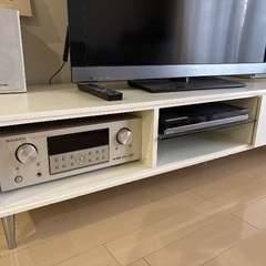 白のシンプルなテレビ台