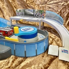 トミカ カーズ レーシングコースの画像