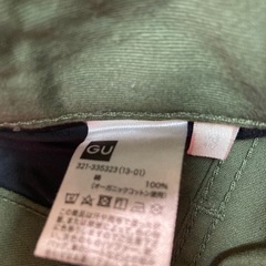 GU メンズ　カーキ色　ズボンの画像