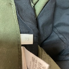 GU メンズ　カーキ色　ズボンの画像