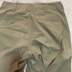 GU メンズ　カーキ色　ズボンの画像