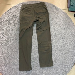 GU メンズ　カーキ色　ズボンの画像