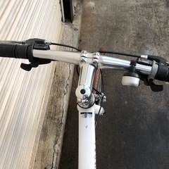 564  クロスバイクHAZELWOOD自転車7×3=21段変速700×28cホワイトの画像