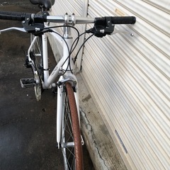 564  クロスバイクHAZELWOOD自転車7×3=21段変速700×28cホワイトの画像
