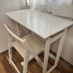 折りたたみ机とイス
の画像