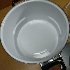 未使用ホーロー鍋　蒸し網付き　の画像