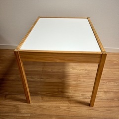 IKEA 子供机椅子セットの画像