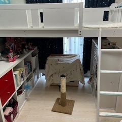 白のロフトベッド