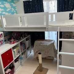 白のロフトベッドの画像