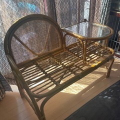 籐製 ガラステーブル付きソファの画像