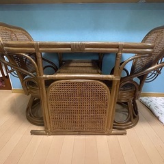 籐製テーブルセットの画像