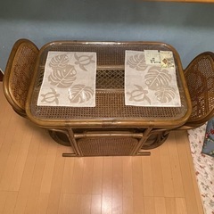 籐製テーブルセットの画像