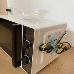 Comfee' CFM-CM174 Microwave with Turntable & Timer, 0.6 cu ft (17 L), Single Function, Easy Operation, Compact Size, Wide Chamber, 8 Power Levels, Defrosting, Warming, For Single-Person Householdsの画像