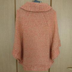 レディース ポンチョ型ニット オレンジ色の画像