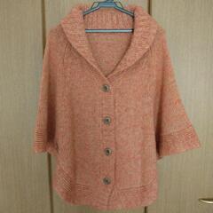 レディース ポンチョ型ニット オレンジ色の画像