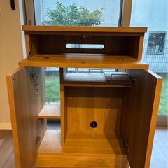木製キャビネット、ルーター等の収納棚の画像