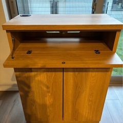 木製キャビネット、ルーター等の収納棚の画像