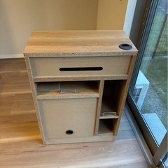 木製キャビネット、ルーター等の収納棚の画像