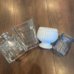シンプルな花器4つセットですの画像