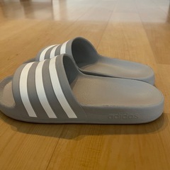 adidasアディダスサンダルの画像